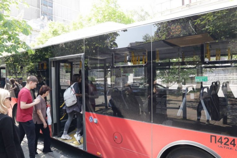 Jezivo svedočenje devojke sa linije 23! Manijak pokušao da je napastvuje u dupke punom busu