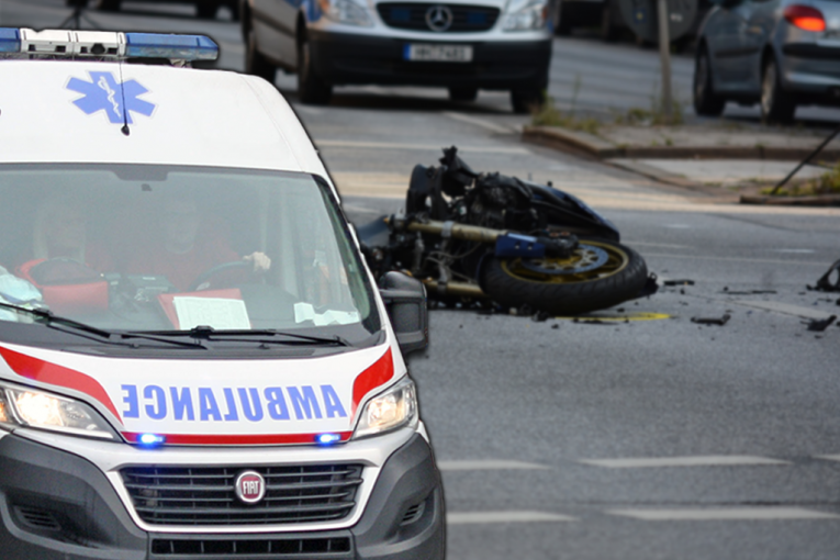 SAOBRAĆAJKA U BULEVARU KRALJA ALEKSANDRA! Kombi pokosio motociklistu