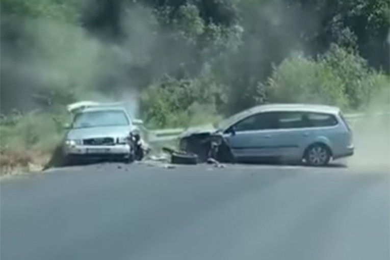 UŽAS NAD UŽASIMA, ČITAVA PORODICA POGINULA NA PUTU! Sudarila se dva automobila, deci nije bilo spasa! DOKLE VIŠE?