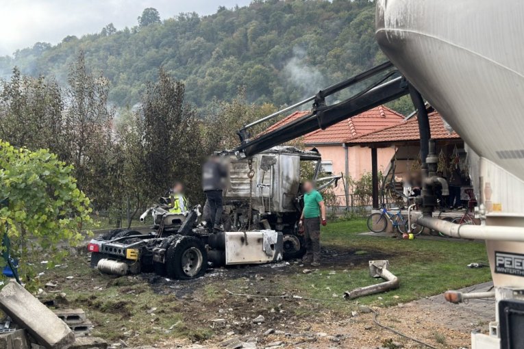 KARAMBOL KOD ČAČKA! Zapalila se cisterna, pa uletela ljudima u dvorište