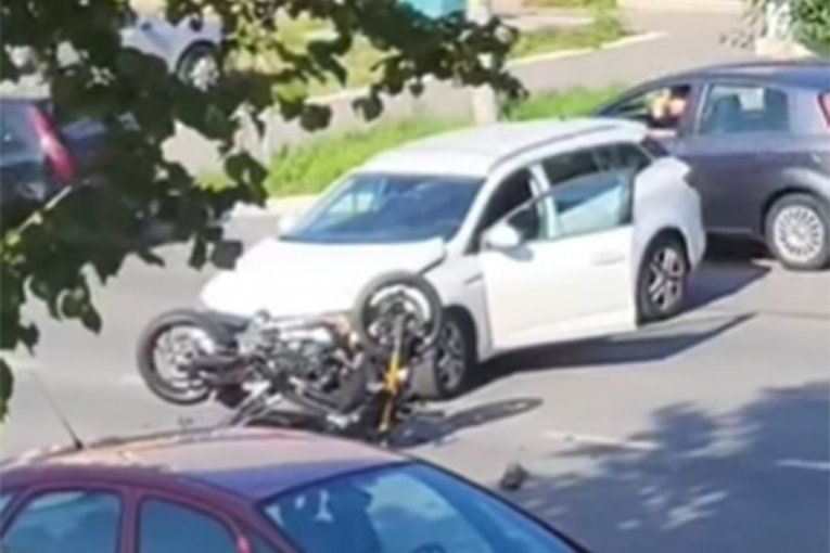 Vozač motocikla hitno prebačen u Urgentni centar! (VIDEO)