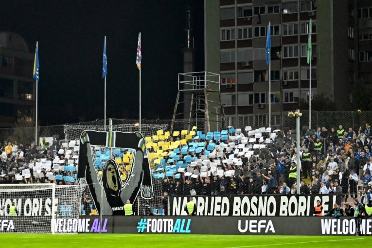 SKANDAL! MAĐARI SKANDIRALI „UBIJ SRBINA“! Bosanci im tapšali, pa se pridružili!