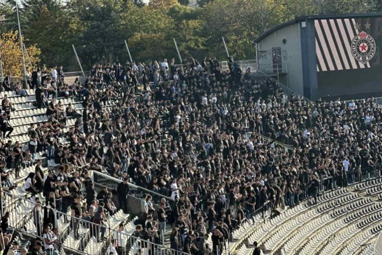 Pune se tribine JNA, stigao i Saša Ilić (VIDEO)