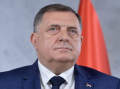 Dodik ispred Suda BiH dočekan gromoglasnim aplauzom i pesmom „Pukni zoro“