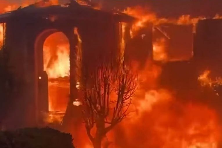 PORODIČNA KUĆA IZGORELA DO TEMELJA! Užas u Bijelom Polju, vlasnik završio sa opekotinama, njegovom domu nije bilo spasa