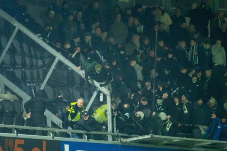 UZNEMIRUJUĆE! DECA PLAKALA ZBOG HORORA NA STADIONU! Žestok sukob navijača, huligan pao sa triibne!