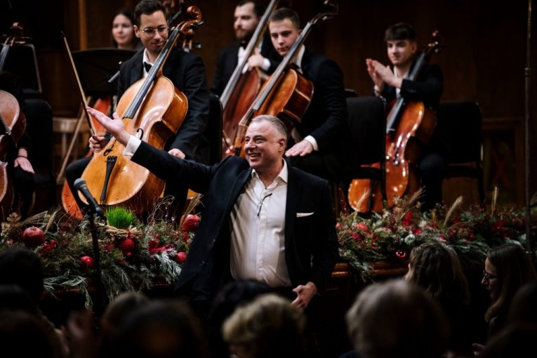 Praznična magija uz dela klasične i tradicionalne muzike!