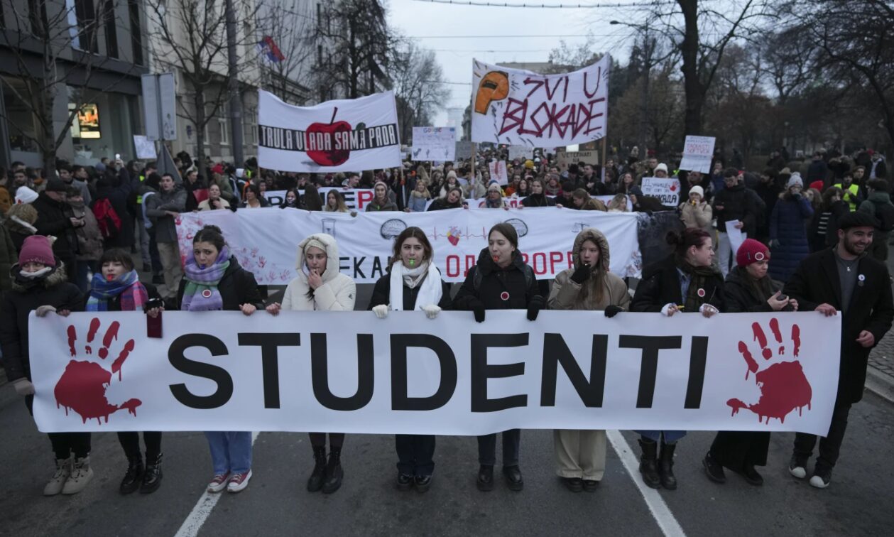 Zašto protesti u Srbiji ne jenjavaju i ko za njih plaća?