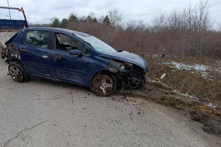 PRVI SNIMAK NESREĆE, POGINUO VOZAČ! Novi detalji jezivog udesa kod Kragujevca! (FOTO, VIDEO)