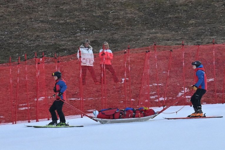 STRAŠNO! Skijašica se zapucala u ogradu, 20 minuta joj pružali pomoć (UZNEMIRIJUĆI VIDEO)